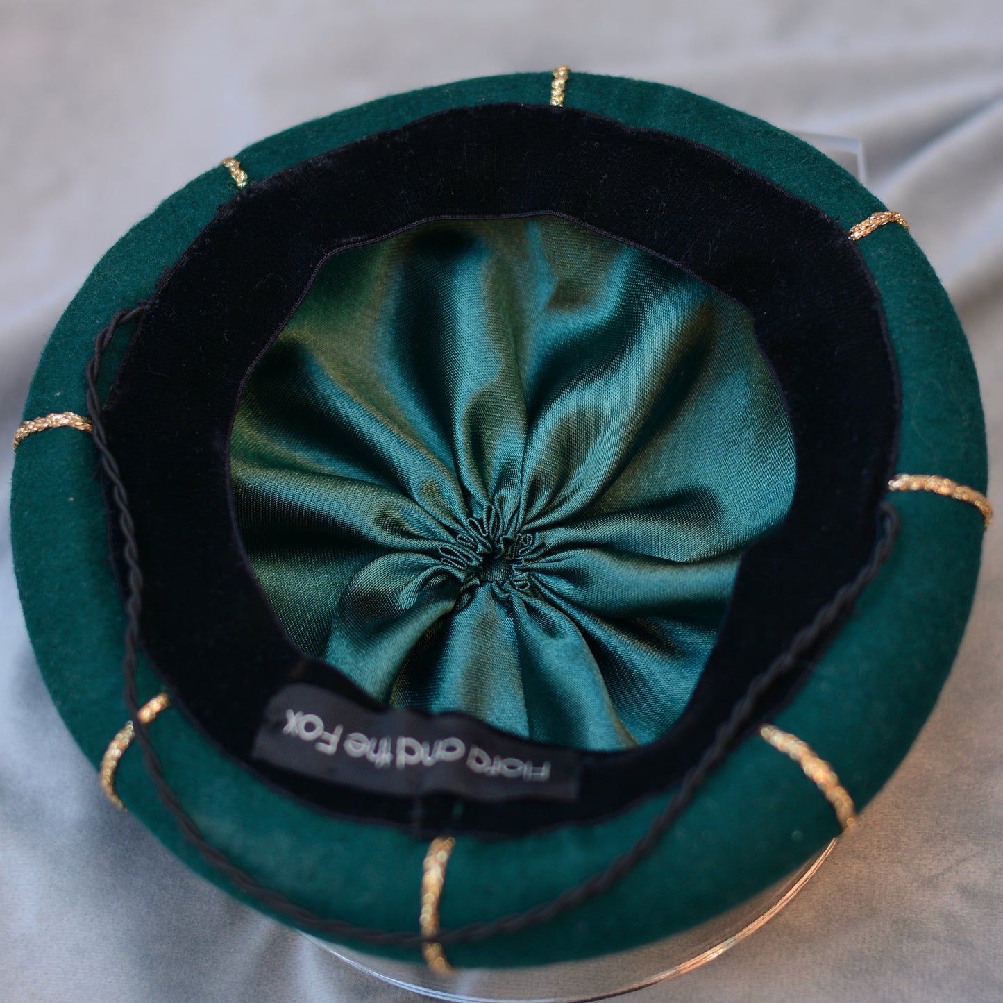 Charlotte - Green Wool Beret wit Gold Spider Web Embroidery