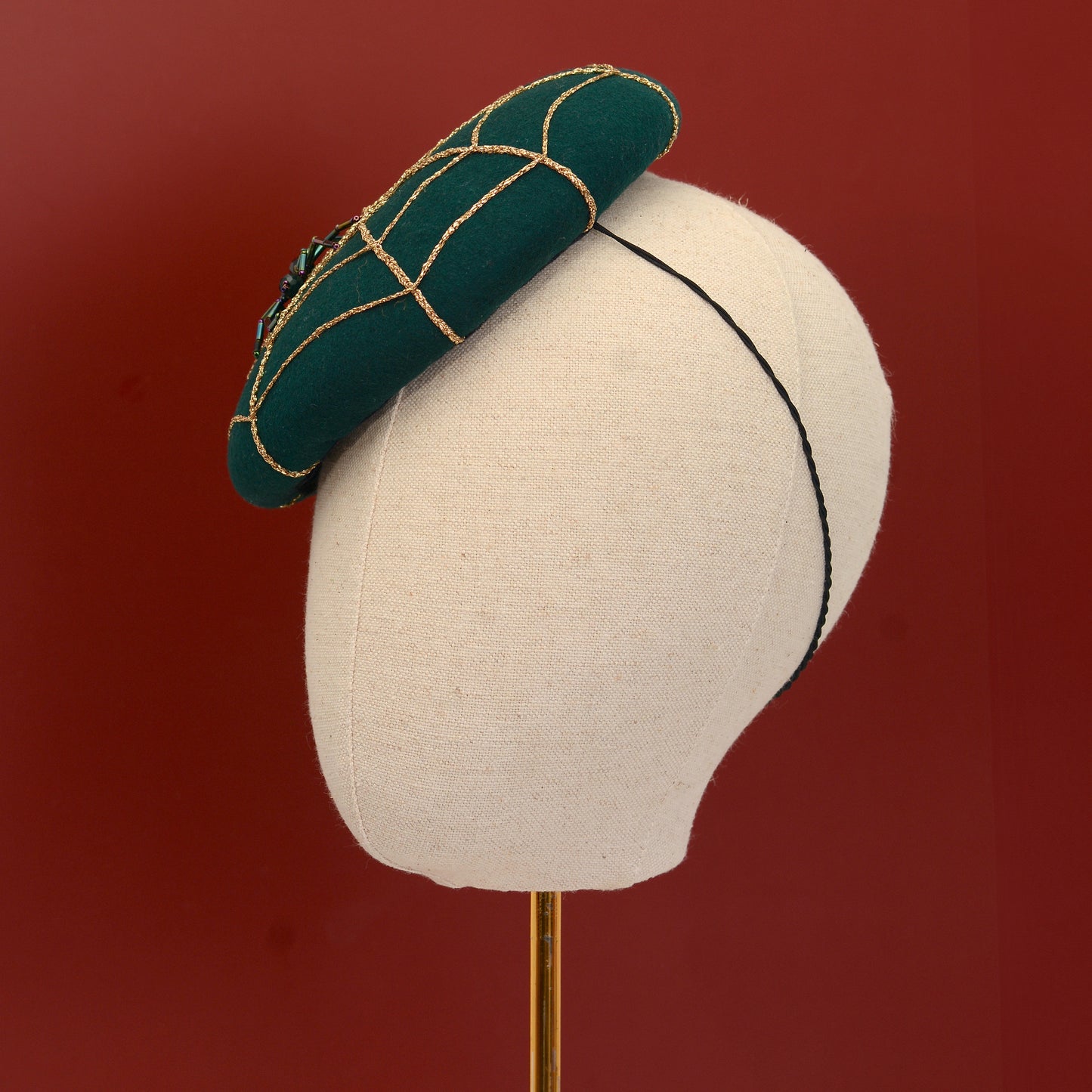 Charlotte - Green Wool Beret wit Gold Spider Web Embroidery