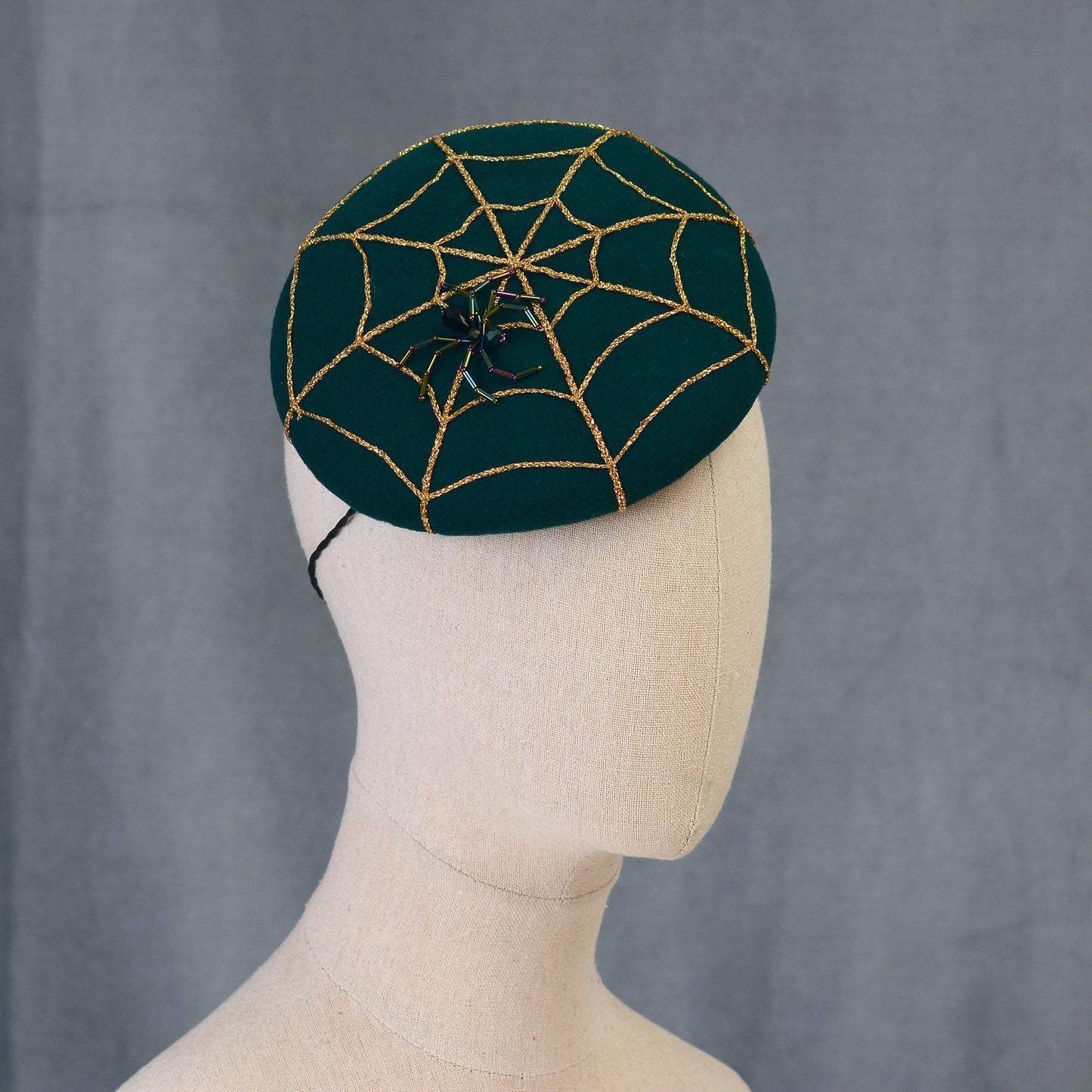 Charlotte - Green Wool Beret wit Gold Spider Web Embroidery
