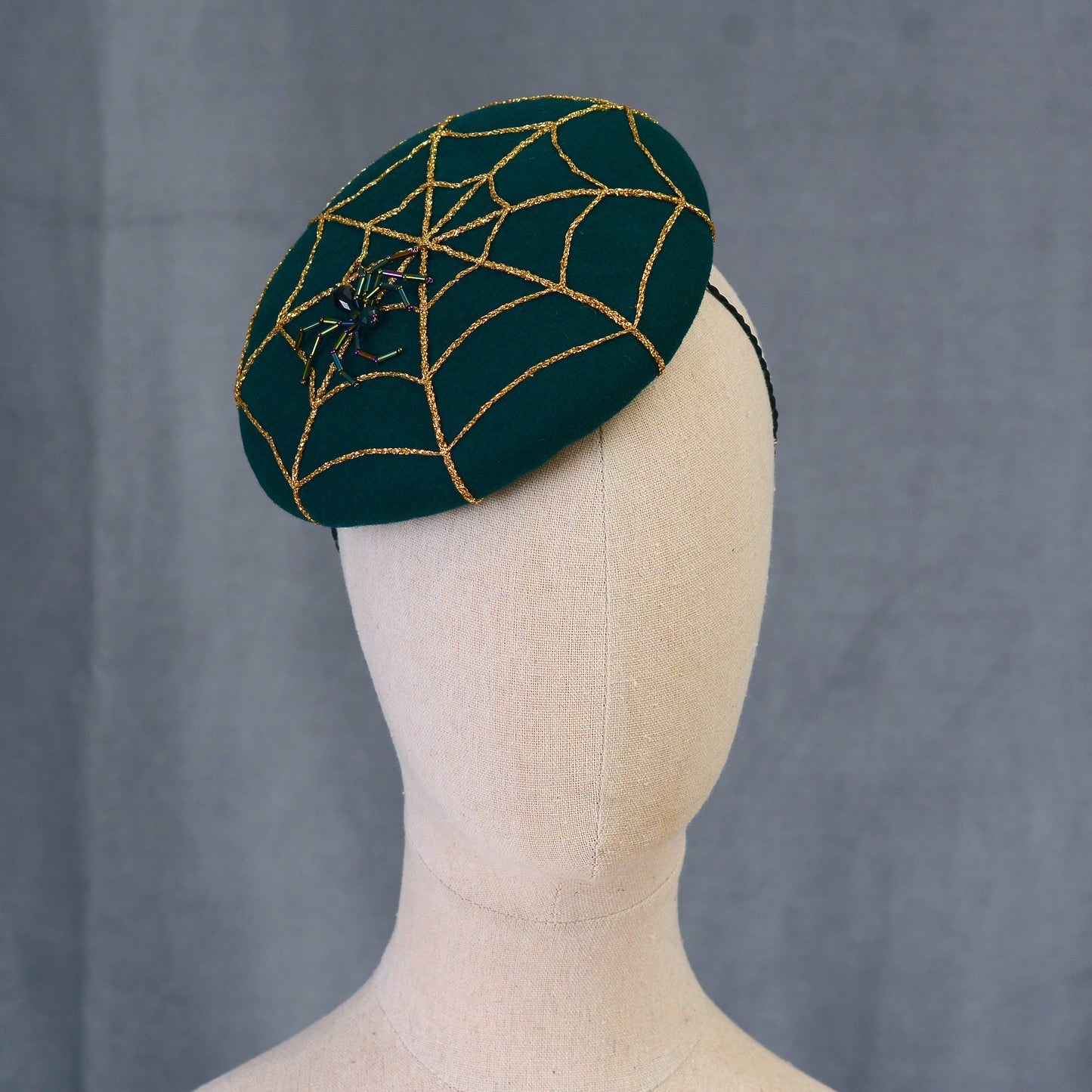 Charlotte - Green Wool Beret wit Gold Spider Web Embroidery