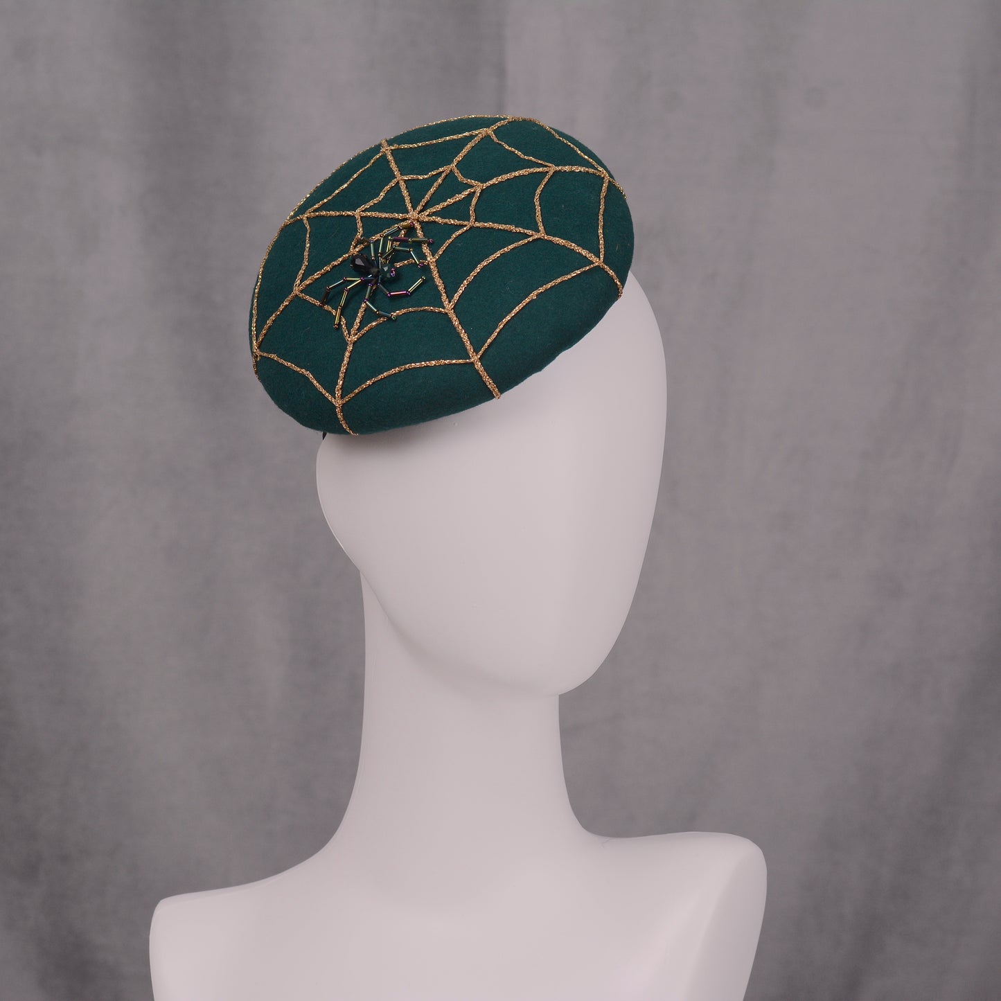 Charlotte - Green Wool Beret wit Gold Spider Web Embroidery
