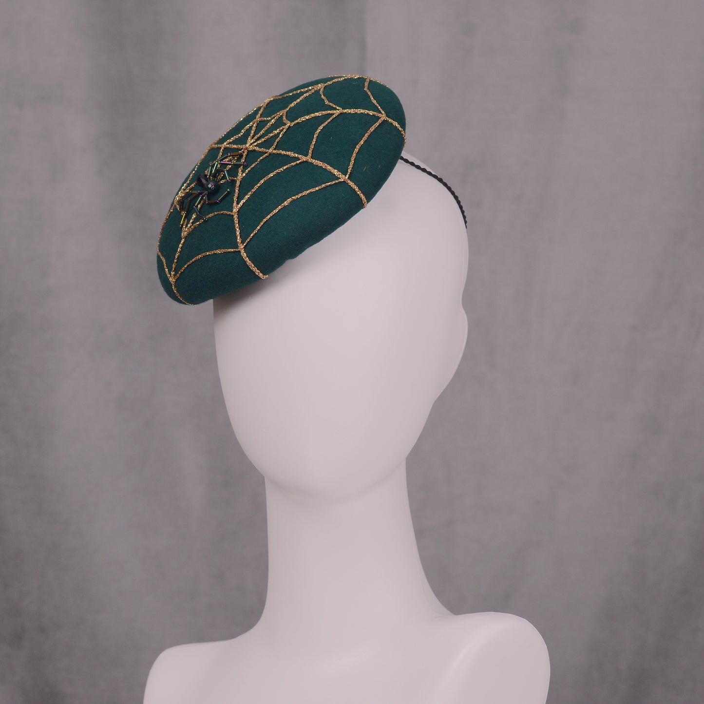 Charlotte - Green Wool Beret wit Gold Spider Web Embroidery