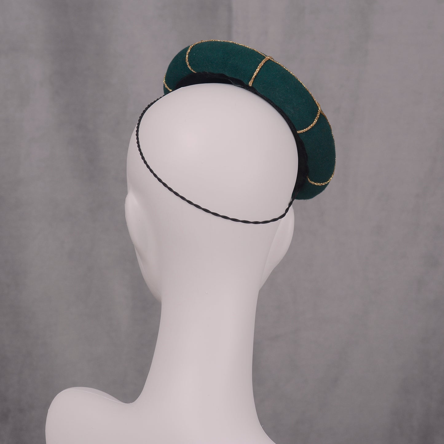 Charlotte - Green Wool Beret wit Gold Spider Web Embroidery